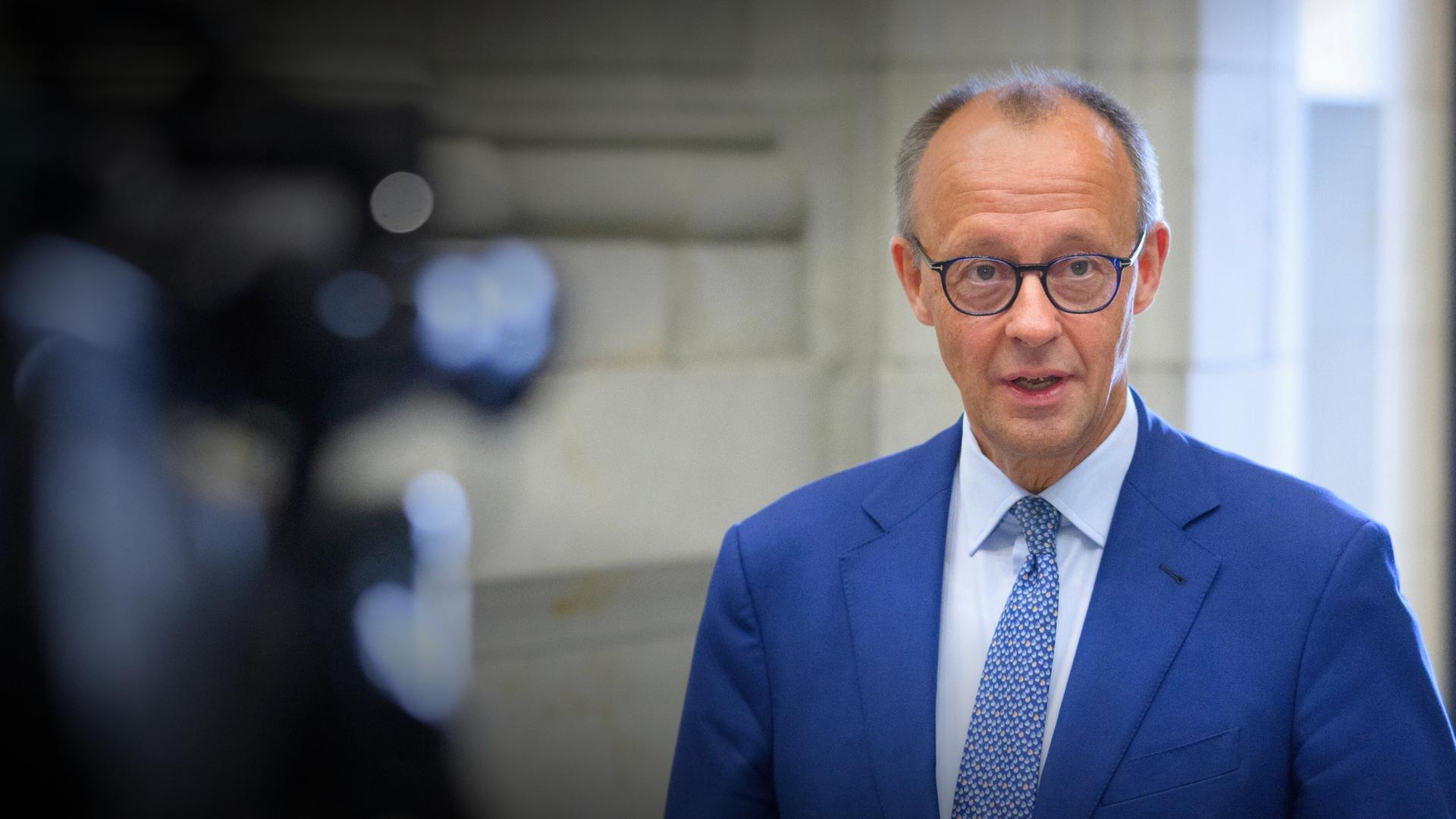 Bundeskanzler Friedrich Merz (CDU) vor seiner Antrittsrede in der Plenarsitzung bei seiner Ankunft im Deutschen Bundesrat.