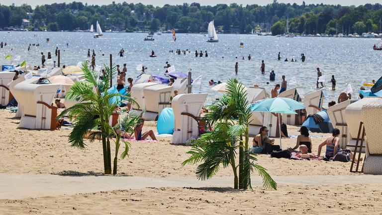 Berlin: Bei hochsommerlichen um die dreißig Grad Celsius ist das Strandbad Wannsee gut besucht.