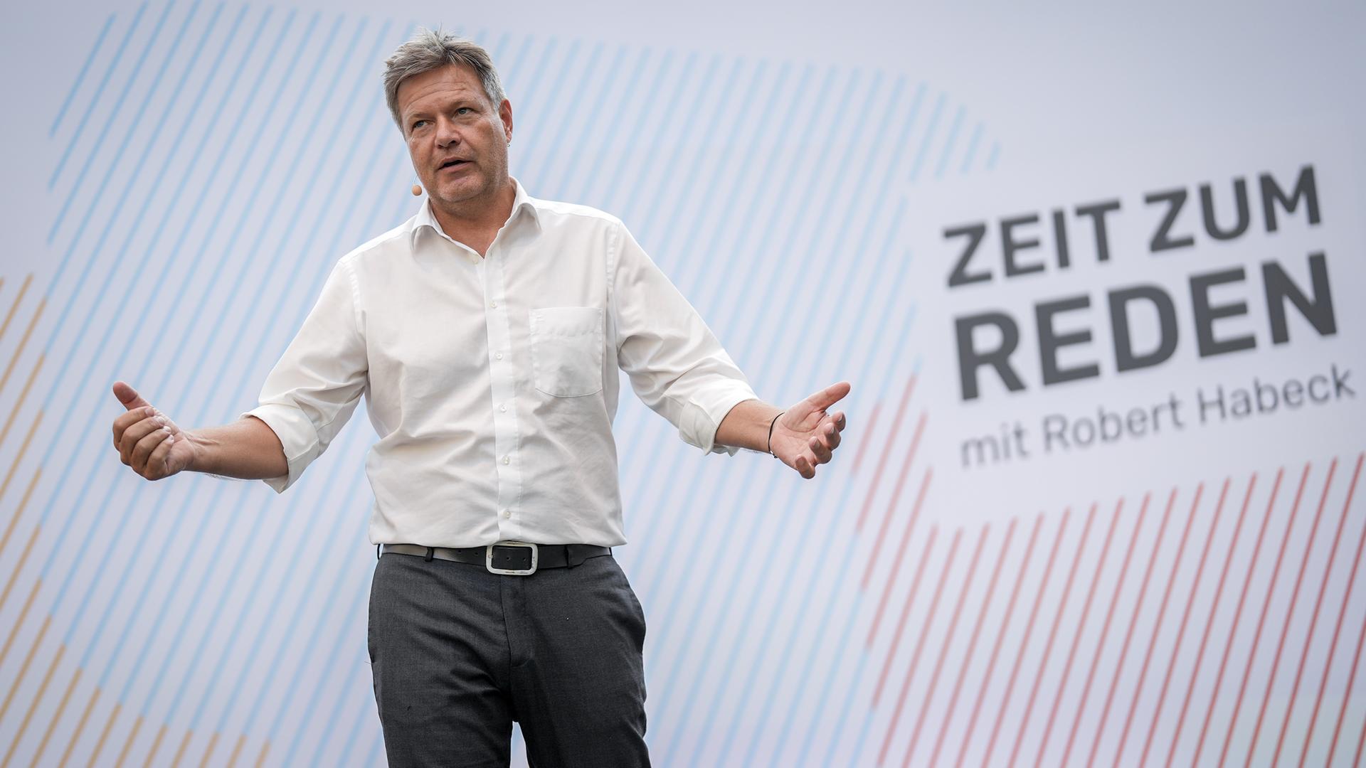 Berlin: Robert Habeck (Bündnis 90/Die Grünen), Bundesminister für Wirtschaft und Klimaschutz, spricht bei einem Bürgerdialog "Zeit zum Reden" in seinem Ministerium mit den Teilnehmenden. 