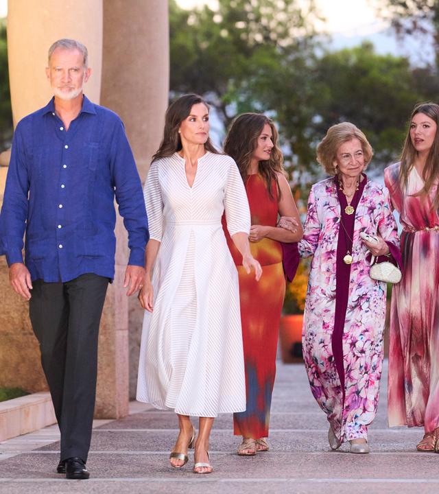 Die spanische Königsfamilie läuft nebeneinander beim Sommerempfang im Palast von Marivent.