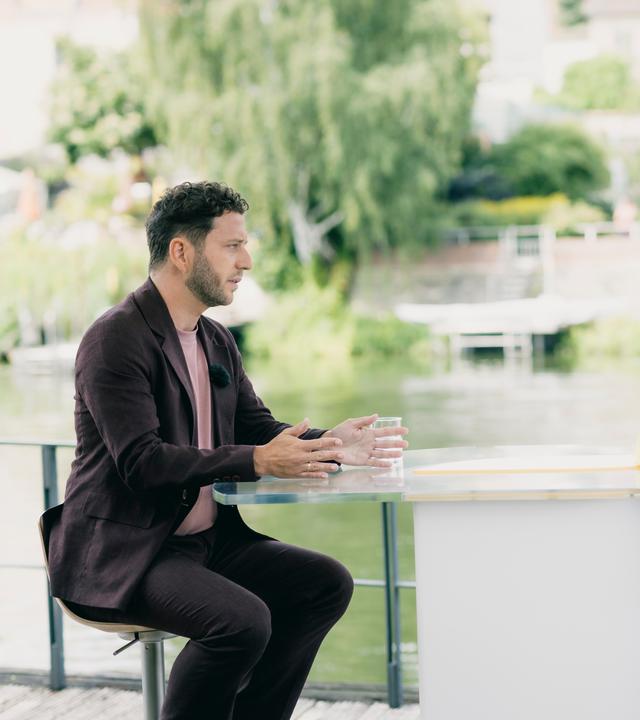 Felix Banaszak, Vorsitzender Bündnis 90/Die Grünen (links), im Gespräch mit Wulf Schmiese (rechts).