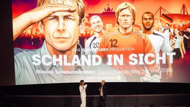 Das Plakat zur ZDF-Doku über die Fußball-WM 2006 auf einer Kinoleinwand.