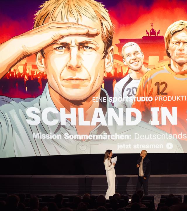 Das Plakat zur ZDF-Doku über die Fußball-WM 2006 auf einer Kinoleinwand.