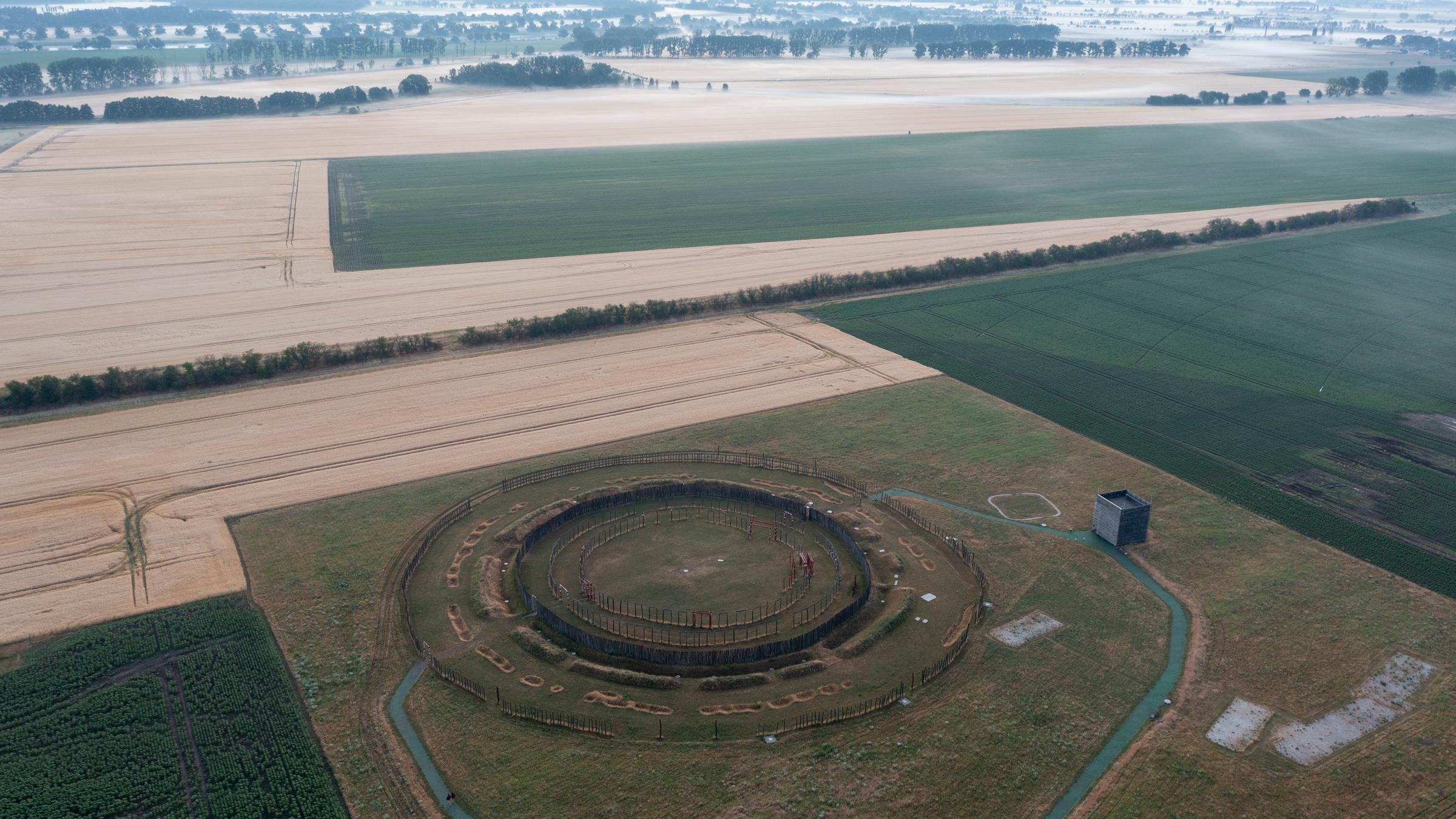 Das Ringheiligtum Pömmelte am Tag der Sommersonnenwende. Die prähistorische Kreisgrabenanlage wird von Archäologen auch als das deutsche Stonehenge bezeichnet.  
