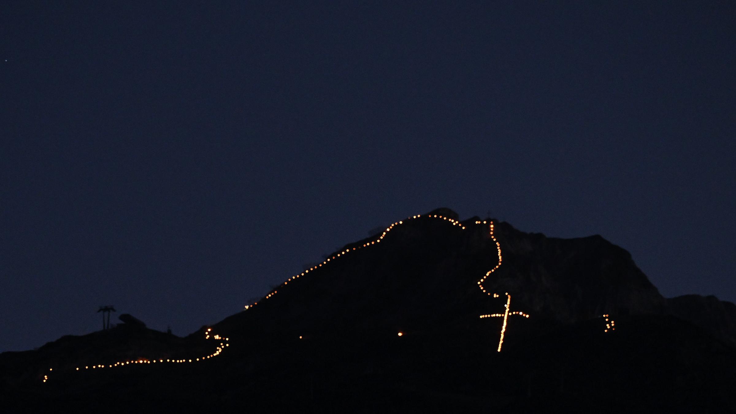 Bergfeuer brennen zur Sommersonnenwende im Ehrwalder Becken. 