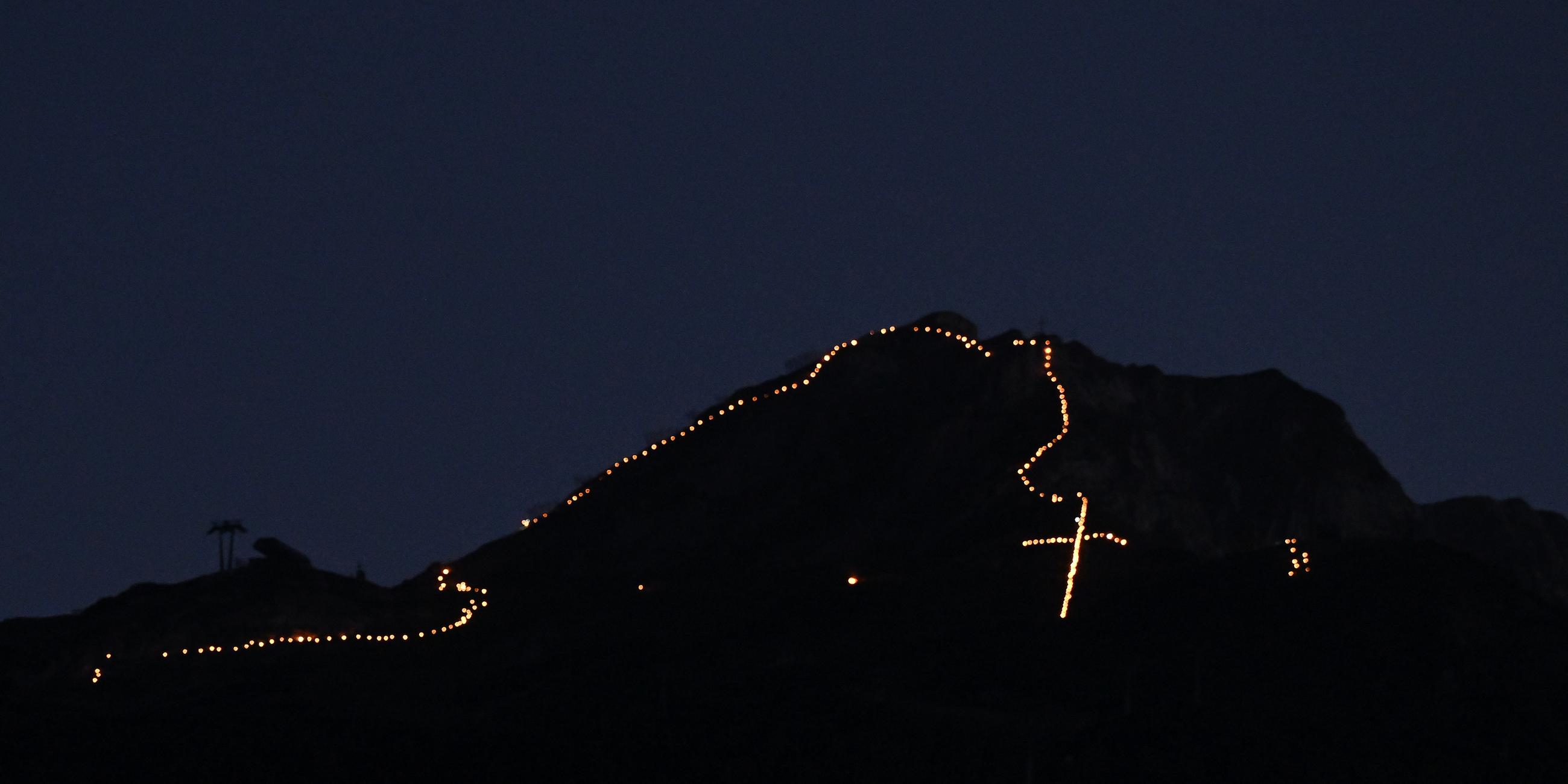 Bergfeuer brennen zur Sommersonnenwende im Ehrwalder Becken. 