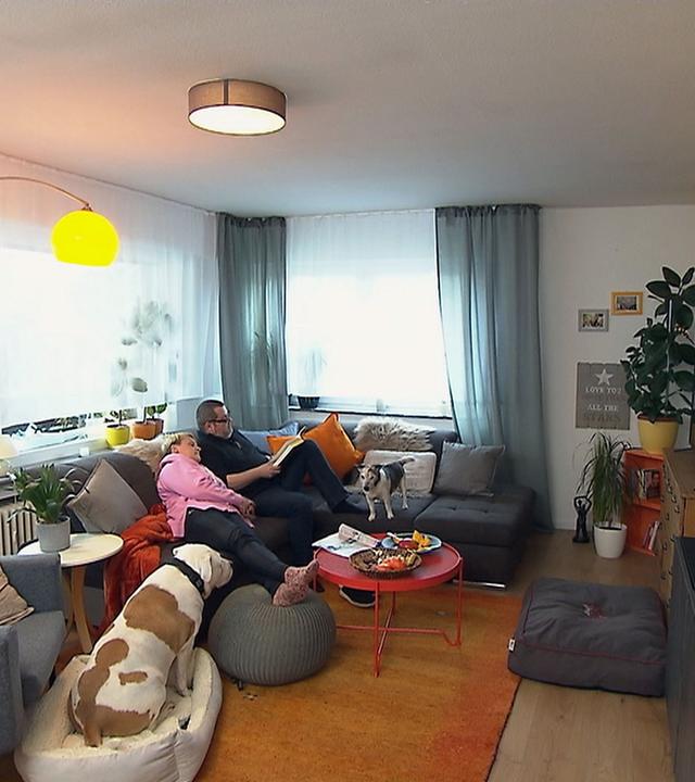Renoviertes Zimmer mit den zwei Protagonisten Gerd und Nancy