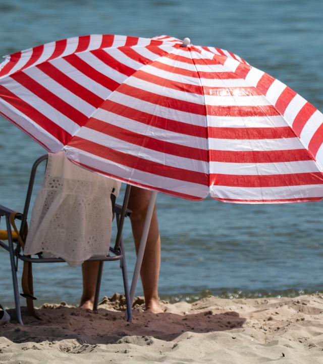 Symbolbild: Sonniges Wetter herrscht am Strand des Seebades auf der Insel Rügen.
