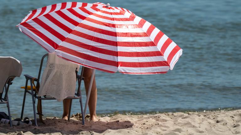 Symbolbild: Sonniges Wetter herrscht am Strand des Seebades auf der Insel Rügen.