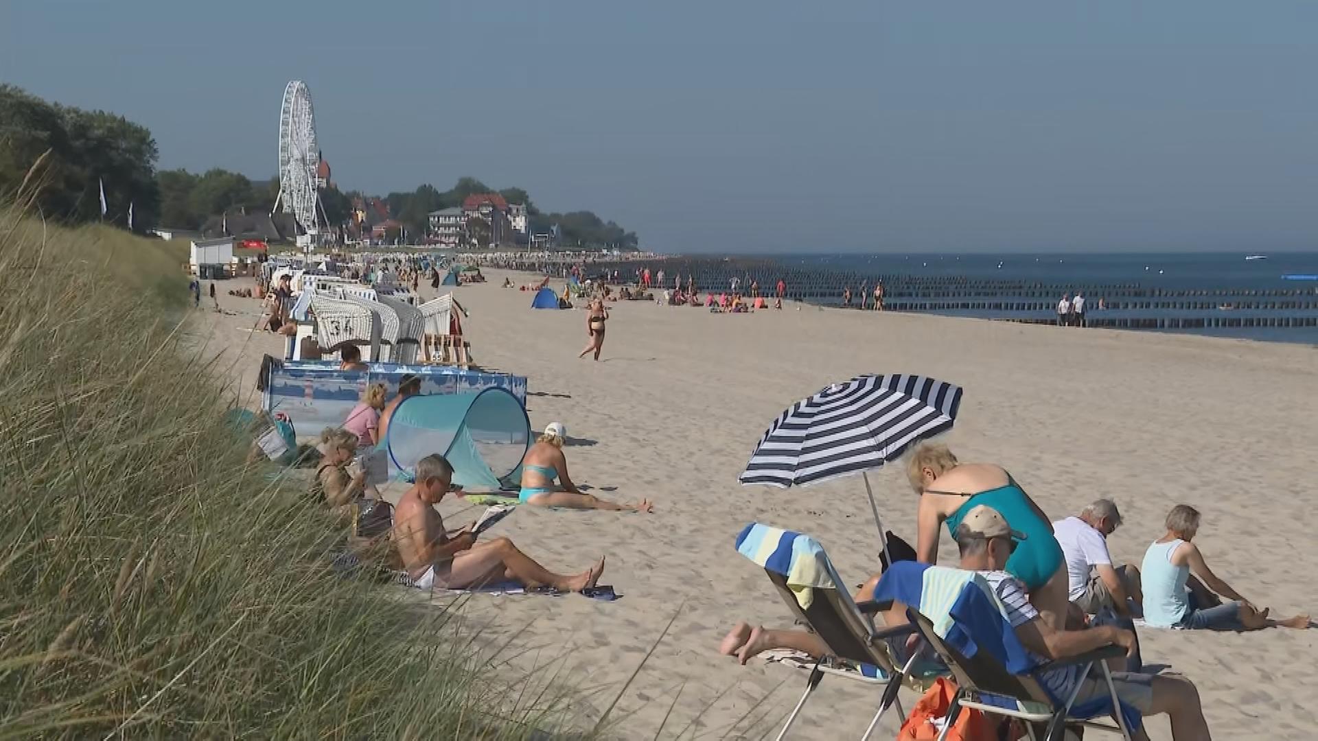 Urlauber am Strand von Kühlungsborn an der Ostsee