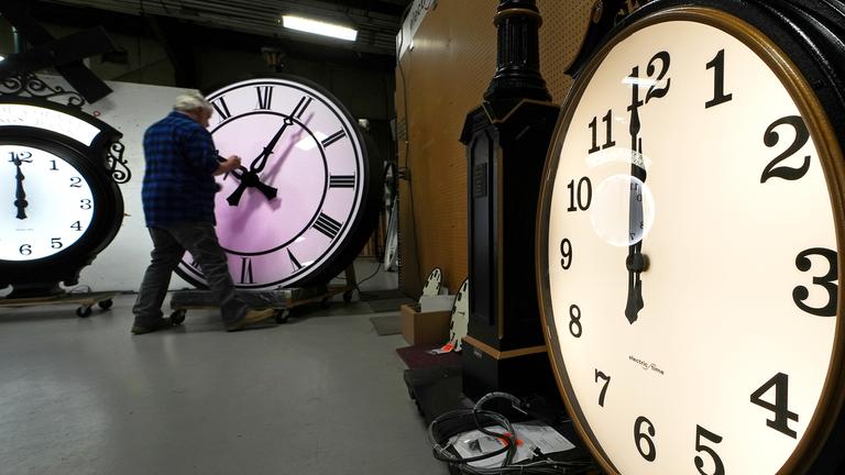 Der Uhrmacher Scott Gow justiert die Zeiger einer Uhr bei der Electric Time Company, aufgenommen am 30.10.2024