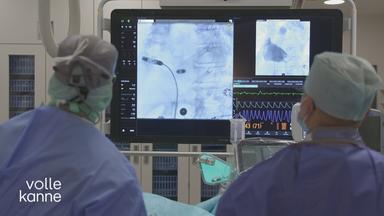 Das Bild zeigt eine OP, bei der ein sondenloser Herzschrittmacher eingesetzt wird. Zusehen sind die Ultraschallbilder des Schrittmachers.
