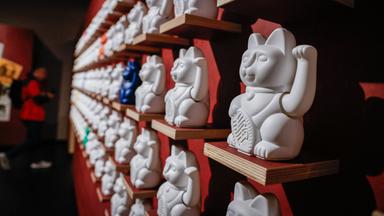 Bremen: Winkende Katzenpuppen aus Japan sind bei einem Presserundgang vor der Sonderausstellung Kult Katze! im Übersee-Museum in Bremen zu sehen.