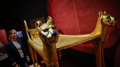 Bremen: Eine Museumsmitarbeiterin steht bei einem Presserundgang vor der Sonderausstellung Kult Katze!