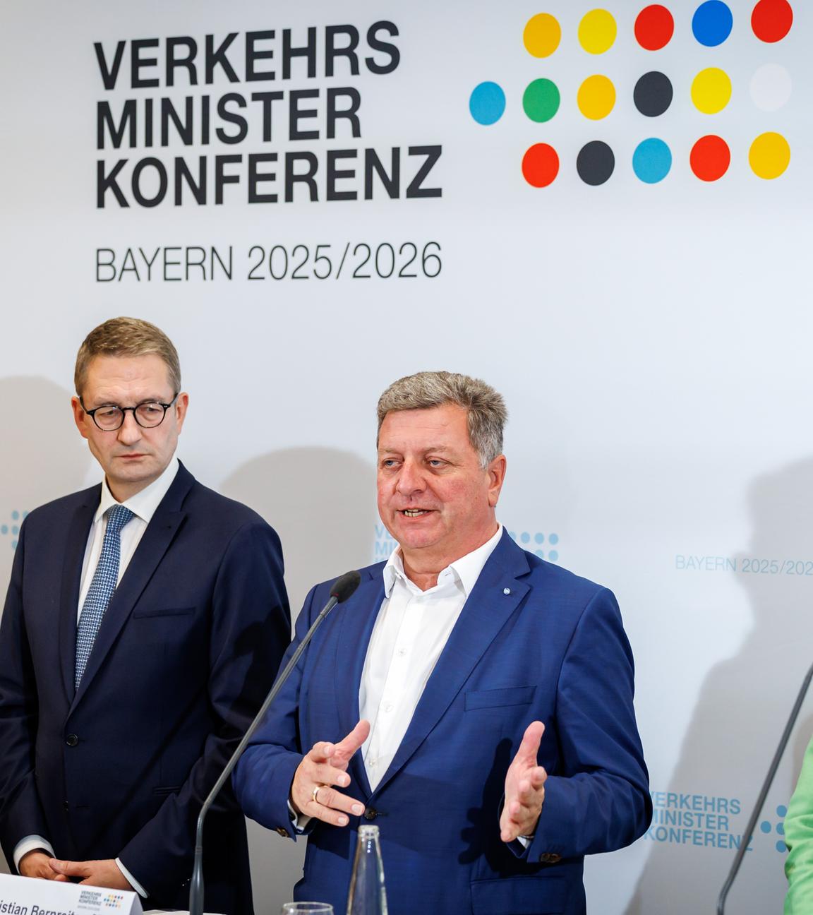 Pressekonfernz der Verkehrsminister. Vier Minister stehen an einem Rednerpult. Im Hintergund ist eine weiße Wand mit der Aufschrift Verkehrsministerkonferenz und bunten Punkten