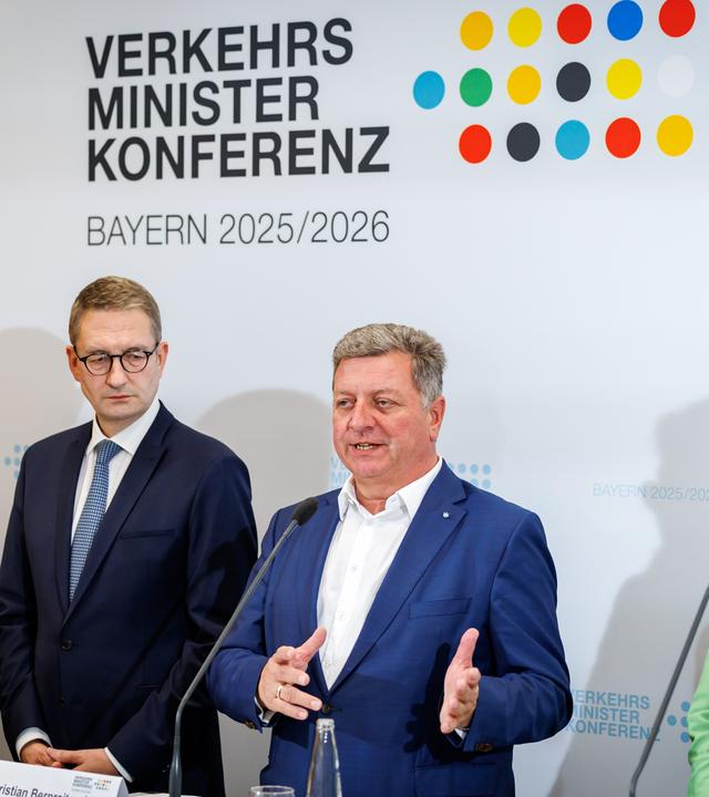 Pressekonfernz der Verkehrsminister. Vier Minister stehen an einem Rednerpult. Im Hintergund ist eine weiße Wand mit der Aufschrift Verkehrsministerkonferenz und bunten Punkten