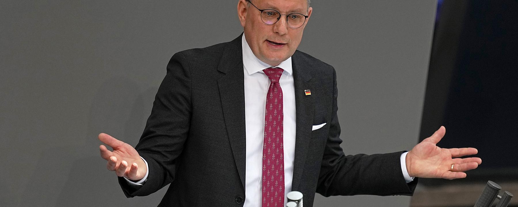 Chrupalla wirft Merz fehlendes "Rückgrat" vor