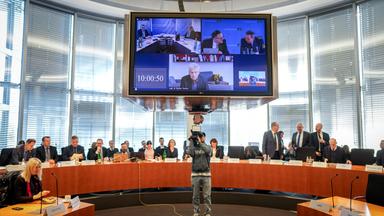 Berlin: Nancy Faeser (oben 2.v.l, SPD), Bundesministerin für Inneres und Heimat, und Dieter Reiter (unten l, SPD), Oberbürgermeister von München, sind per Video auf einem Bildschirm bei der Sondersitzung des Innenausschusses des Bundestags zugeschaltet.