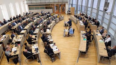 Der geschaeftsfuehrende Ministerpraesident Sven Schulze, CDU, steht am Rednerpult.