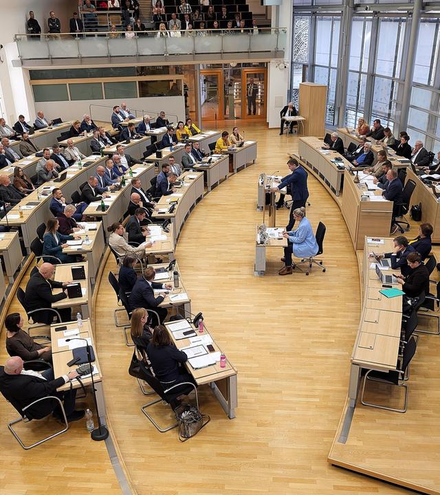 Der geschaeftsfuehrende Ministerpraesident Sven Schulze, CDU, steht am Rednerpult.