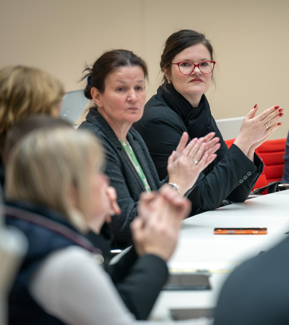 Die bisherige BSW-Abgeordnete Jouleen Gruhn (mittig, SPD) sitzt während der 25. Sitzung des Brandenburger Landtages neben ihren Fraktionsmitgliedern am 09.01.2026 in Potsdam.