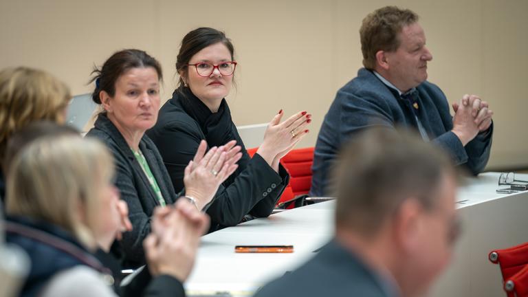 Die bisherige BSW-Abgeordnete Jouleen Gruhn (mittig, SPD) sitzt während der 25. Sitzung des Brandenburger Landtages neben ihren Fraktionsmitgliedern am 09.01.2026 in Potsdam.
