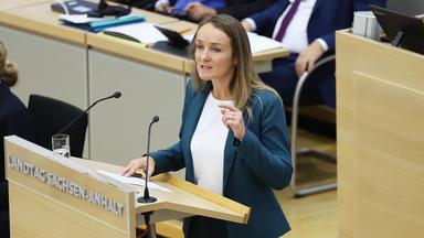 Claudia Wittig, BSW, haelt eine Rede zur Einbringung eines gemeinsamen Antrags mit der AfD, sich fuer Friedensgespraeche im Ukraine-Krieg einzusetzen.