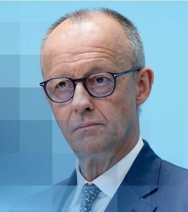 Bundeskanzler Friedrich Merz, der nachdenklich/unzufrieden an der Kamera vorbeischaut