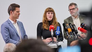 Steffen Krach, Spitzenkandidat der SPD, Kerstin Wolter, Landesvorsitzende der Linken und Werner Graf, Spitzenkandidat der Grünen, sprechen nach den Sondierungsverhandlungen zur Presse.