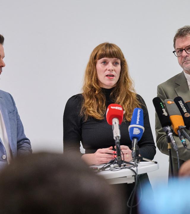 Steffen Krach, Spitzenkandidat der SPD, Kerstin Wolter, Landesvorsitzende der Linken und Werner Graf, Spitzenkandidat der Grünen, sprechen nach den Sondierungsverhandlungen zur Presse.