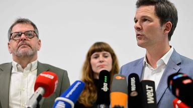 Werner Graf, Spitzenkandidat der Grünen, erstin Wolter, Landesvorsitzende der Linken und Steffen Krach, Spitzenkandidat der SPD sprechen nach den Sondierungsverhandlungen zur Presse.