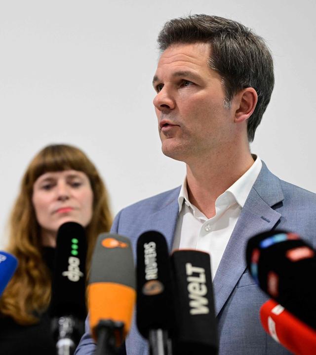 Werner Graf, Spitzenkandidat der Grünen, erstin Wolter, Landesvorsitzende der Linken und Steffen Krach, Spitzenkandidat der SPD sprechen nach den Sondierungsverhandlungen zur Presse.