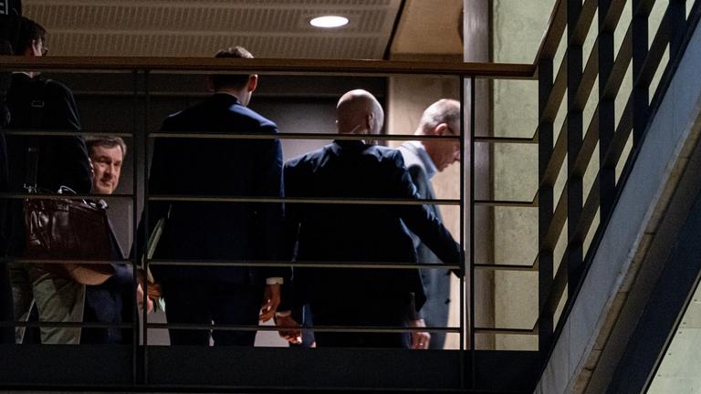 Berlin: Friedrich Merz (r), CDU-Bundesvorsitzender und CDU/CSU-Fraktionsvorsitzender im Bundestag, und Markus Söder (CSU,l), Ministerpräsident von Bayern, gehen von einem ersten Sondierungsgespräch für eine schwarz-rote Bundesregierung ins Jakob-Kaiser-Haus.