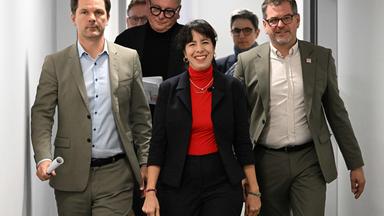 Steffen Krach, Co-Vorsitzender der Berliner SPD, Elif Eralp, Fraktionsvorsitzende der Linken im Berliner Abgeordnetenhaus, und Werner Graf von den Grünen treffen am 17. Oktober 2026 zu einer Pressekonferenz ein.