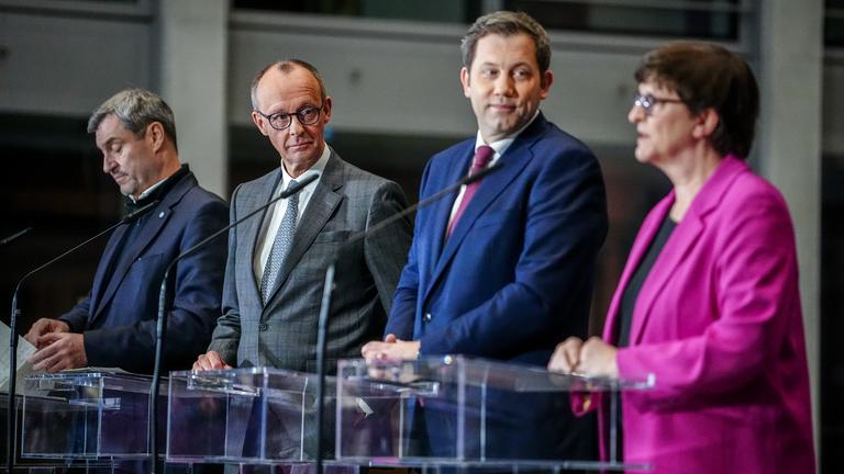 Berlin: Markus Söder (l-r), Vorsitzender der CSU und Ministerpräsident von Bayern, Friedrich Merz, Kanzlerkandidat der Union, Fraktionsvorsitzender der Union und Bundesvorsitzender der CDU, Lars Klingbeil, Fraktionsvorsitzender der SPD und Bundesvorsitzender, und Saskia Esken, Parteivorsitzende der SPD, geben eine Pressekonferenz zu den Sondierungsgesprächen zwischen der Union und der SPD.