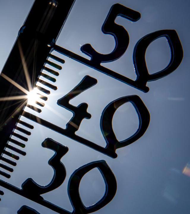 Die Sonne scheint durch ein Thermometer.
