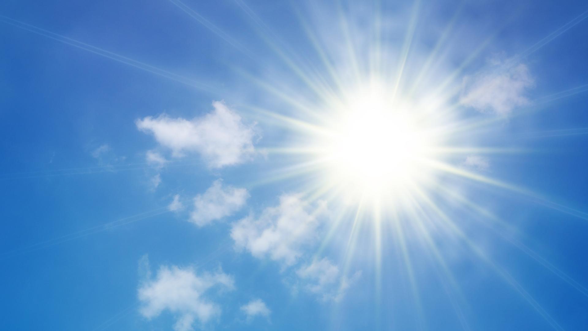 Es ist die strahlende Sonne und blauer Himmel zu sehen.