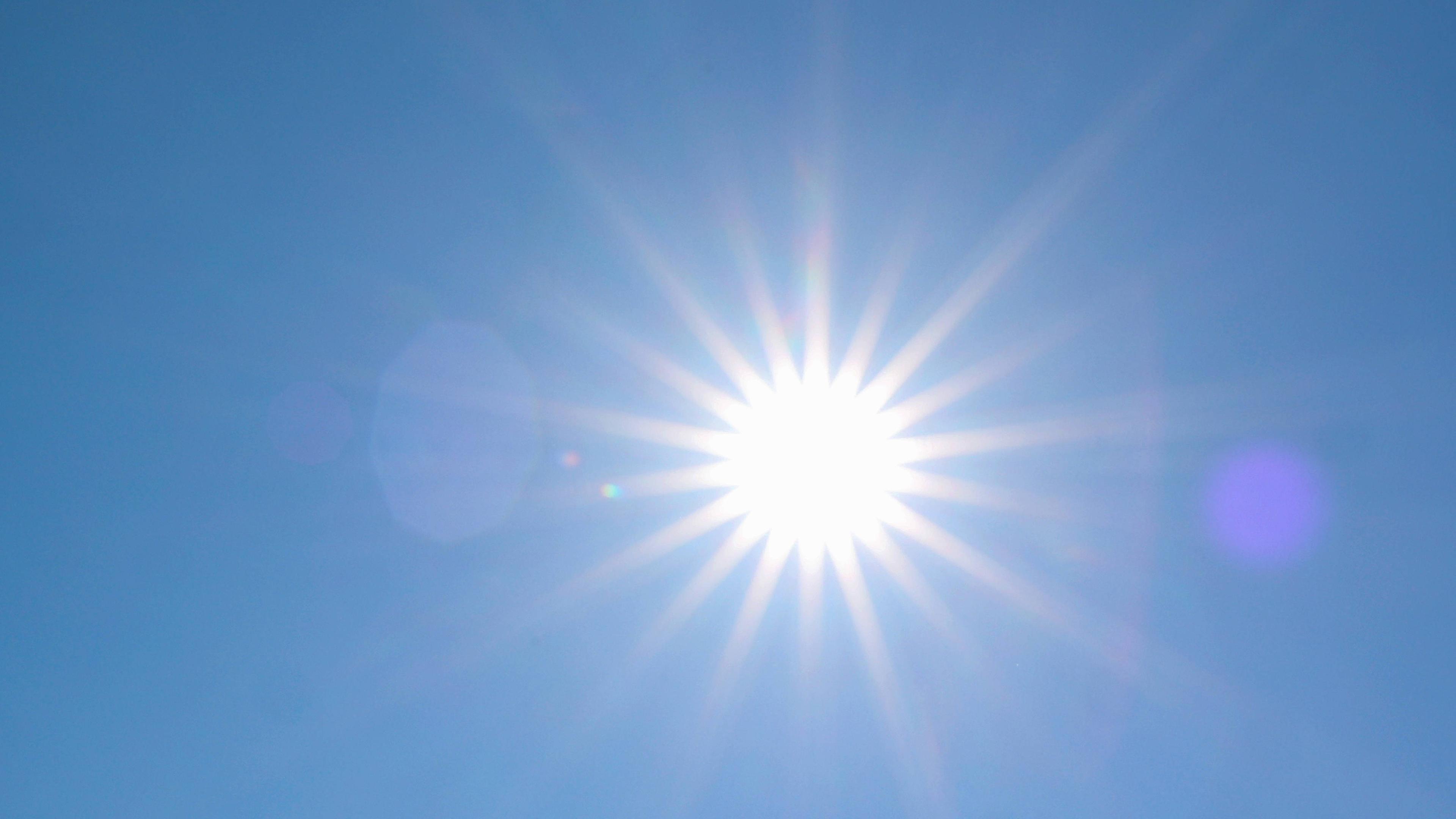 Die Sonne strahlt vom blauen wolkenlosem Himmel