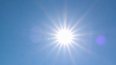 Die Sonne strahlt vom blauen wolkenlosem Himmel