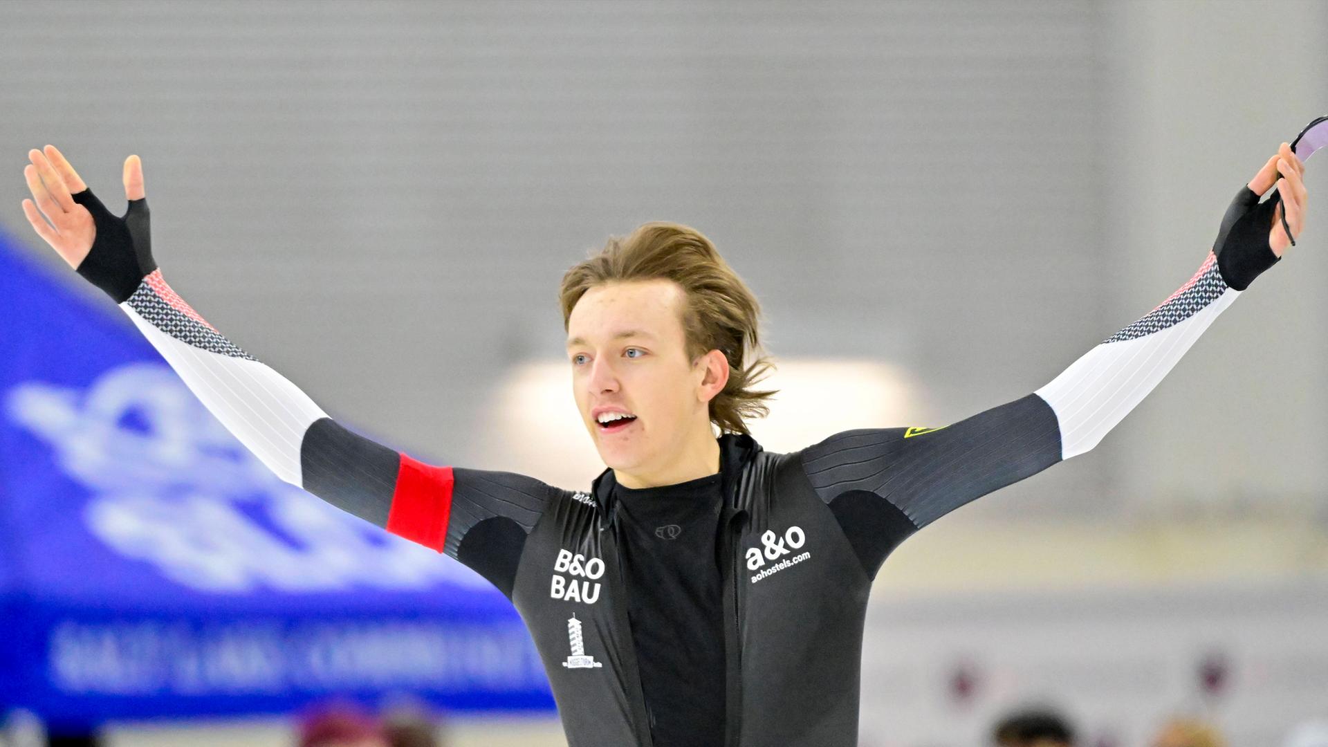 Finn Sonnekalb (Deutschland) jubelt nach dem 1500-Meter-Rennen beim ISU Speedskating World Cup in der Utah Olympic Oval in Salt Lake City.