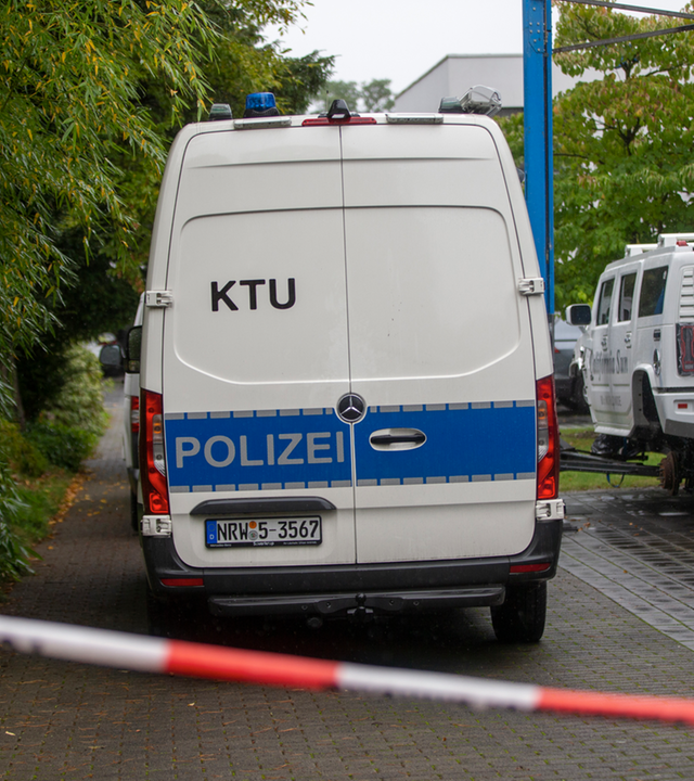 Polizeiauto der KTU mit Absperrung am Tatort