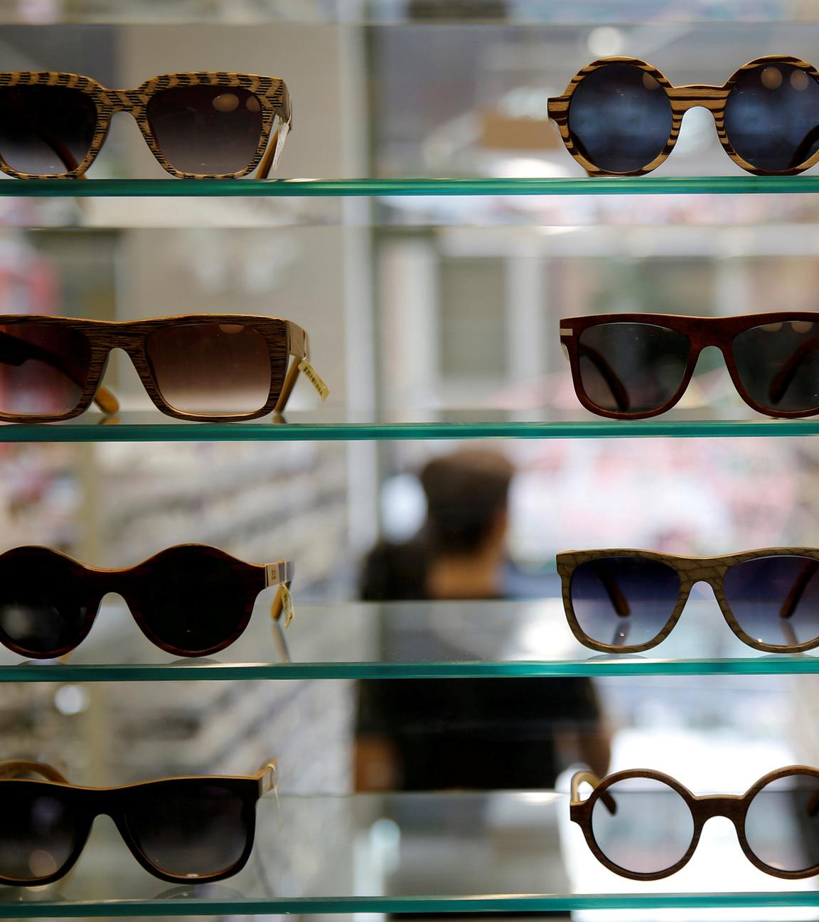 Sonnenbrillen in Vitrine im Optikergeschäft