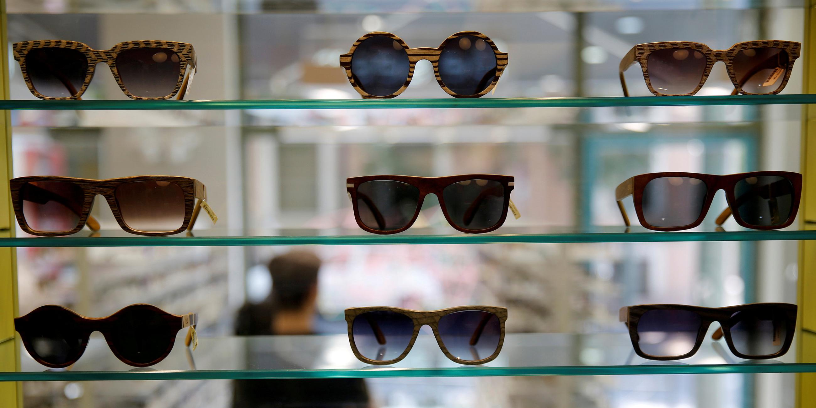 Sonnenbrillen in Vitrine im Optikergeschäft