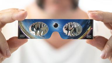 Mit einer Spezialbrille kann man die Sonnenfinsternis gefahrlos beobachten.