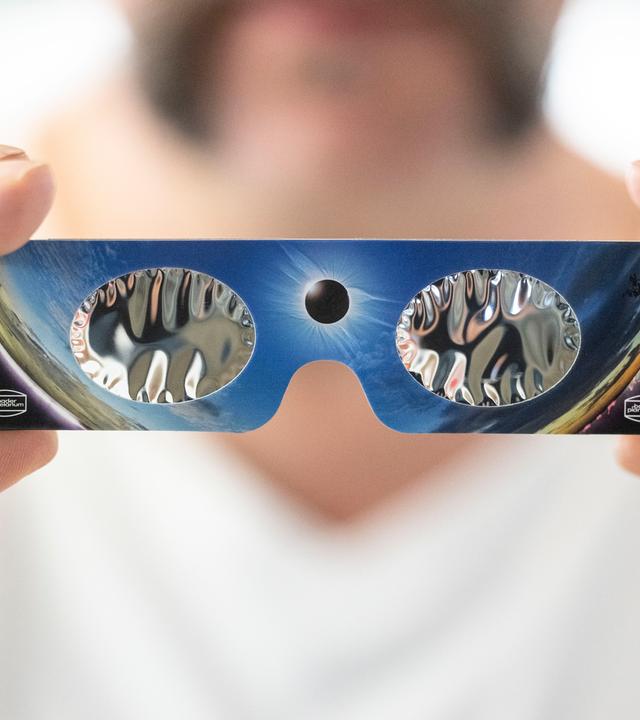 Mit einer Spezialbrille kann man die Sonnenfinsternis gefahrlos beobachten.