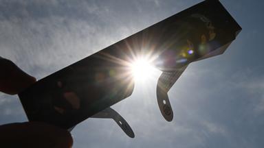 Mit einer Spezialbrille kann man die Sonnenfinsternis gefahrlos beobachten.