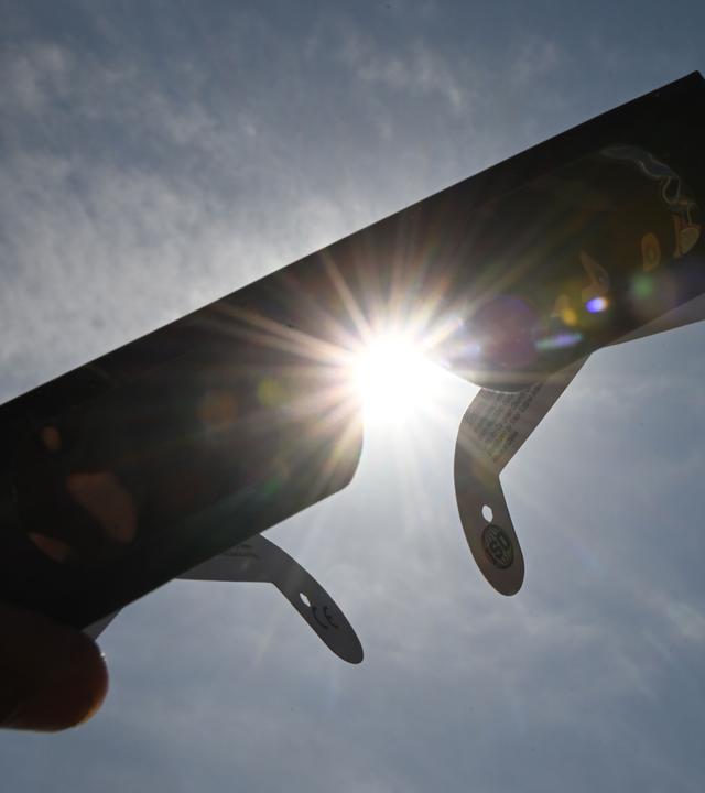 Mit einer Spezialbrille kann man die Sonnenfinsternis gefahrlos beobachten.