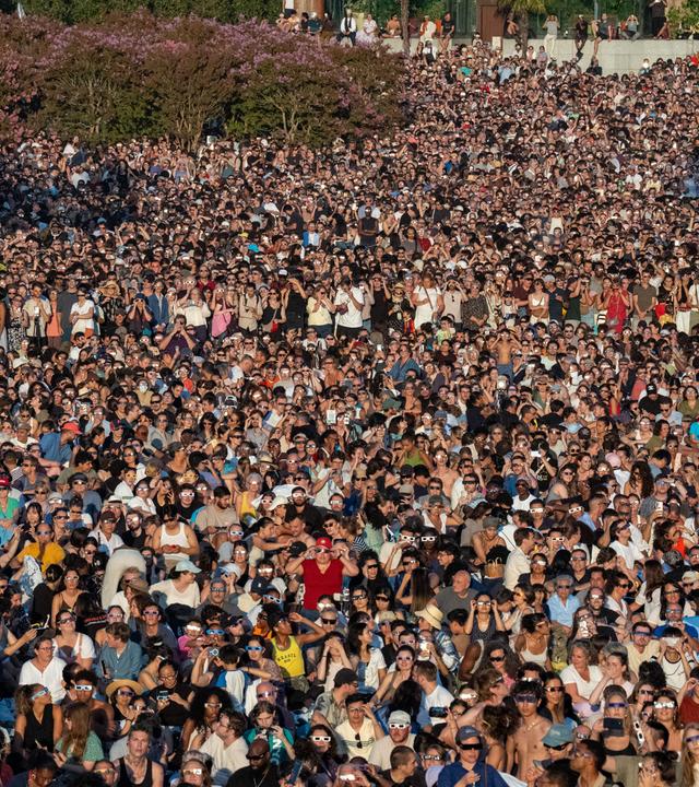 Zehntausende Menschen beobachten in Paris die Sonnenfinsternis.