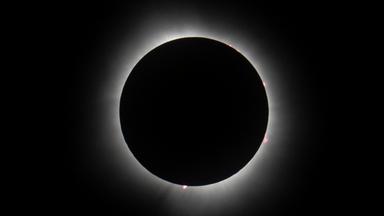Der Mond verdeckt die Sonne während einer totalen Sonnenfinsternis auf dem Indianapolis Motor Speedway, USA, am 08.04.2024.