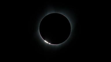 Bailysche Perlen am Rand des Mondes während einer Sonnenfinsternis